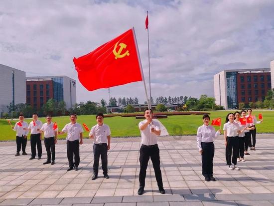 征讨完方腊后，鲁智深暗示好汉们离开宋江，仅6人听懂得以善终